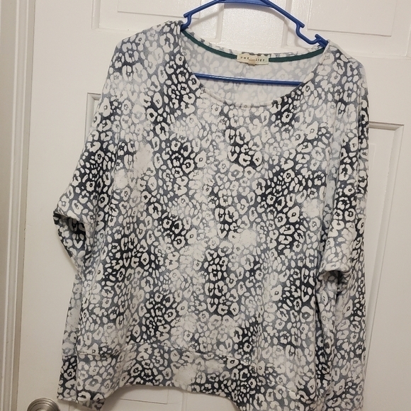 Retrology Gray Animal Print Knit Top Size Large, soft, comfy - Picture 9 of 10